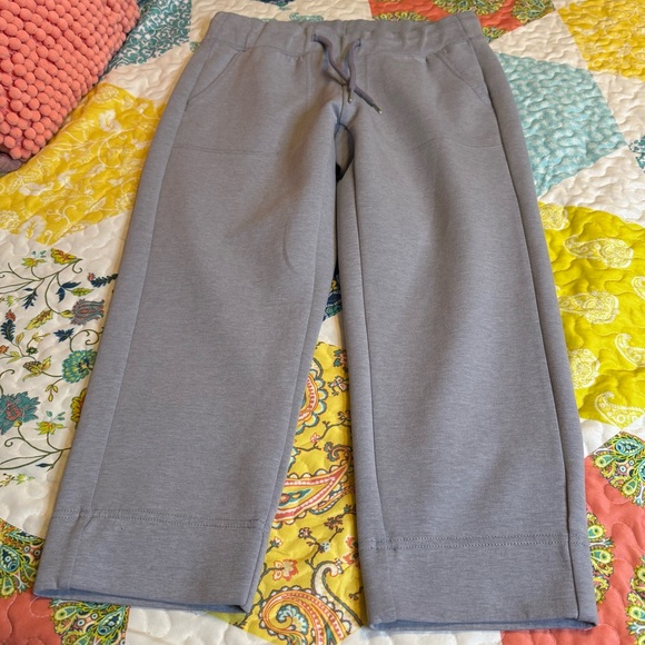The North Face Woman’s cropped drawstring sweat pants - Picture 2 of 9